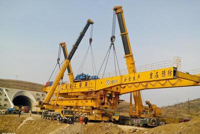 中國制造創(chuàng)紀(jì)錄 世界級國產(chǎn)起重機(jī)完成4606噸“世界第一吊”